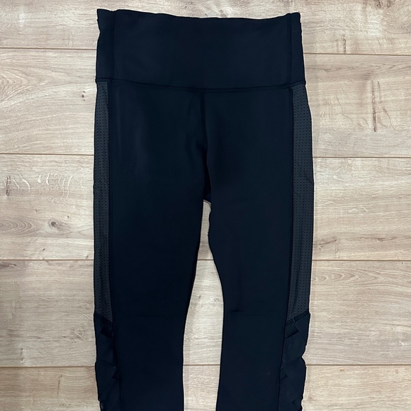 Black Lululemon Luxtreme Run Crop Mesh Ribbon Lattice Side, Size 4 - Picture 1 of 5